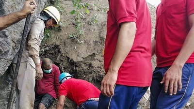 Kinnaur: ITBP team at the landslide point during search operation on the Reckong Peo-Shimla Highway in Kinnaur district. (PTI)
