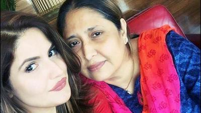 Acror Zareen Khan with her mother. Acror Zareen Khan with her mother.