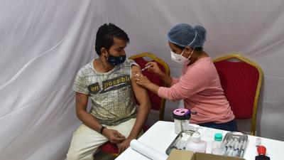 A health worker administers Covid-19 vaccine to a beneficiary during a mass vaccination drive, at Byculla. (HT PHOTO)