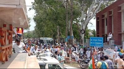 Activists of the Bhartiya Kisan Union’s Gurnam Singh Charuni faction gathering near Police Lines to demand the release of protesters in Ambala on Thursday. (HT Photo) Activists of the Bhartiya Kisan Union’s Gurnam Singh Charuni faction gathering near Police Lines to demand the release of protesters in Ambala on Thursday. (HT Photo)