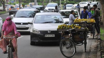 Despite routine drives by authorities, the vendors return to the roadsides after a few days, say residents. (Keshav Singh/HT) Despite routine drives by authorities, the vendors return to the roadsides after a few days, say residents. (Keshav Singh/HT)