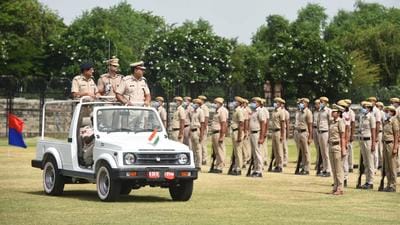 Police commissioner KK Rao inspects the rehearsal for the Independence Day. (Vipin Kumar/HT PHOTO)