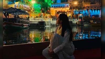 Sara Ali Khan enjoys her alone time in the peace and tranquillity of Banaras. She wear a simple white chikankari suit as she enjoys the calmness of the city. (Instagram/@saraalikhan95) Sara Ali Khan enjoys her alone time in the peace and tranquillity of Banaras. She wear a simple white chikankari suit as she enjoys the calmness of the city. (Instagram/@saraalikhan95)