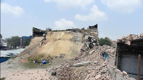 Of the 132 unsafe buildings flagged in the survey , 64 buildings are in Zone A, 21 in Zone B, 14 in Zone C and 33 in Zone D of the Ludhiana municipal corporation. (Gurpreet Singh/HT)