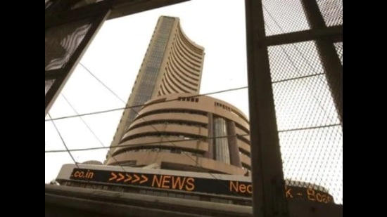 Navneet Sehgal, additional chief secretary, MSME, held a meeting with Rakesh Kumar, senior manager of NSE, to initiate the process of listing more companies at the two stock exchanges, on Thursday (HT File Photo)