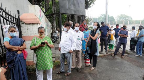 People in queue for Covid vaccination outside Sardar Vallabhbhai Patel Cantonment hospital at Golibar maidan in Pune, on July 19. (HT)