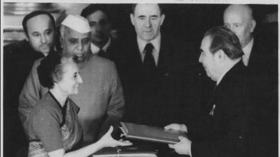 Then secretary general of the Central Committee of the Communist Party of the Soviet Union Leonid Brezhnev and then Prime Minister Indira Gandhi photographed after the signing of Indo-Soviet Treaty of Peace, Friendship and Cooperation in 1971. (HT Archive)