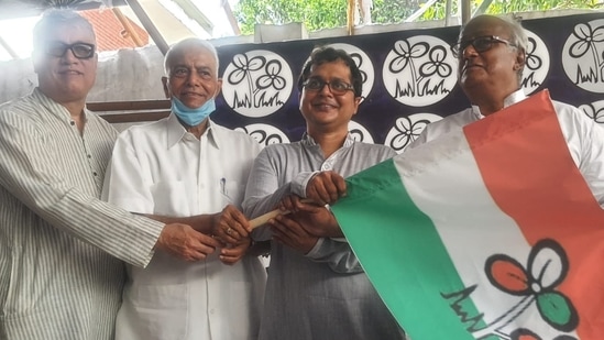 Activist Saket Gokhale being inducted into the Trinamool Congress. (Image credit: Twitter @AITCofficial)
