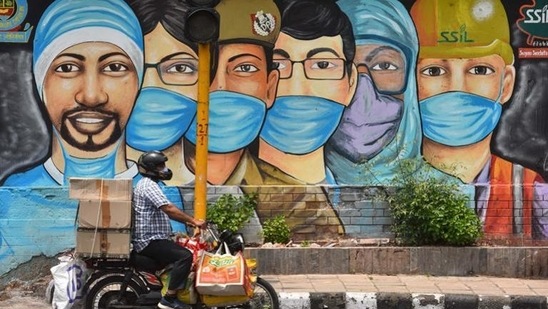 Currently, 502 people in the Capital are battling the viral infection. (Sanchit Khanna/HT file photo)
