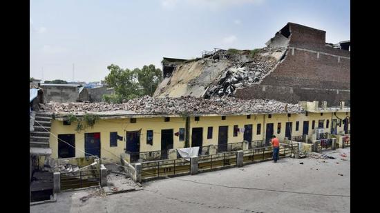 The building that collapsed on the quarters of labourers in Ludhiana’s industrial area on Thursday morning. (Gurpreet Singh/HT) The building that collapsed on the quarters of labourers in Ludhiana’s industrial area on Thursday morning. (Gurpreet Singh/HT)