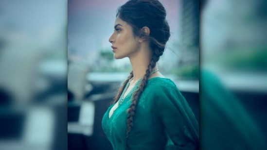 She kept her look simple by accessorising it with a green neckpiece.(Instagram/@imouniroy)