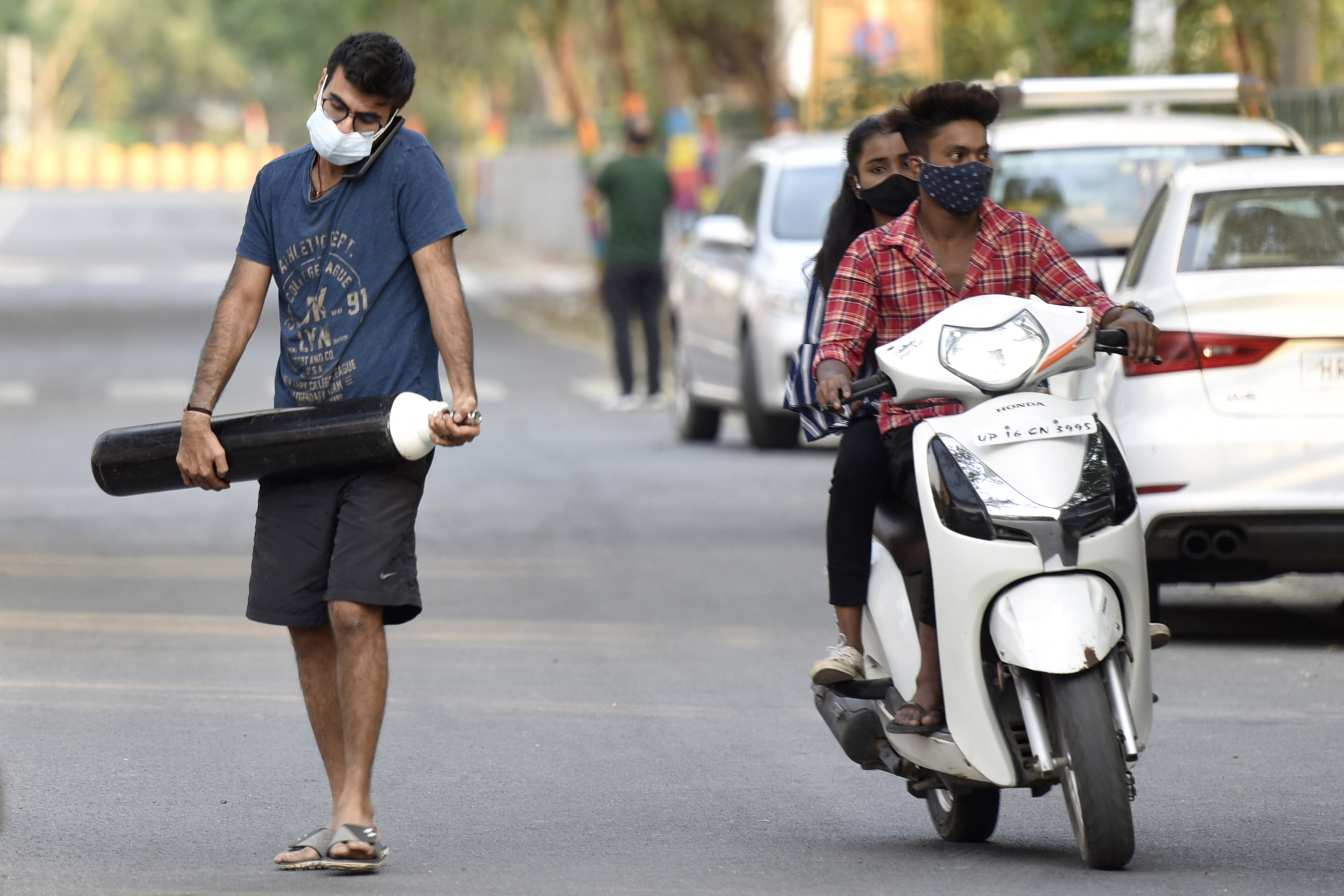 A man carries an oxygen cylinder to a hospital for a relative being treated for Covid in Noida, UP, on April 23, 2021. (Sunil Ghosh/Hindustan Times) A man carries an oxygen cylinder to a hospital for a relative being treated for Covid in Noida, UP, on April 23, 2021. (Sunil Ghosh/Hindustan Times)