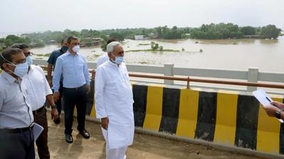 Bihar chief minister Nitish Kumar conducts a survey of flood-affected area in Chapra on Friday. (Santosh Kumar/HT) Bihar chief minister Nitish Kumar conducts a survey of flood-affected area in Chapra on Friday. (Santosh Kumar/HT)