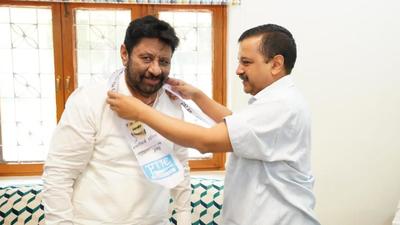 Pardeep Chhabra joined the AAP in the presence of its national convener Arvind Kejriwal in New Delhi. (HT Photo) Pardeep Chhabra joined the AAP in the presence of its national convener Arvind Kejriwal in New Delhi. (HT Photo)