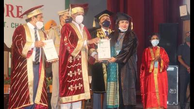 Punjab governor VP Singh Badnore conferring degree on a medical graduate during the convocation ceremony of Baba Farid University of Health Sciences at Faridkot on Friday. (HT photo)