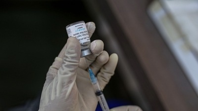 A nurse prepares a dose of Bharat Biotech Ltd. Covaxin vaccine at a Covid-19 vaccination center. (Bloomberg)