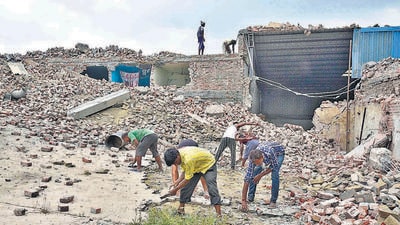 At least 10 people, including two children, were injured after the two-storey building of RT Woollens Mill collapsed on RK Road on Thursday morning. (Gurpreet Singh/HT) At least 10 people, including two children, were injured after the two-storey building of RT Woollens Mill collapsed on RK Road on Thursday morning. (Gurpreet Singh/HT)