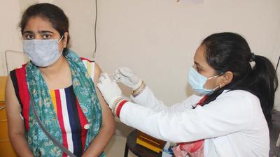 A medical worker administers a dose of vaccine to a beneficiary at Civil hospital in Amritsar. (Sameer Sehgal /HT photo) A medical worker administers a dose of vaccine to a beneficiary at Civil hospital in Amritsar. (Sameer Sehgal /HT photo)