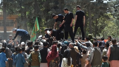 Internally displaced Afghan people gather to receive free food being distributed by Shiite men at Shahr-e-Naw Park in Kabul on August 13. (AFP) Internally displaced Afghan people gather to receive free food being distributed by Shiite men at Shahr-e-Naw Park in Kabul on August 13. (AFP)
