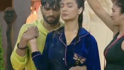 Ridhima Pandit pours Dettol on Divya Agarwal during a Bigg Boss OTT task. Ridhima Pandit pours Dettol on Divya Agarwal during a Bigg Boss OTT task.
