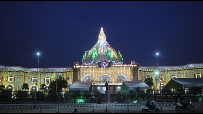 The Vidhan Bhawan in Lucknow illuminated for I-Day. (Deepak Gupta/HT photo)