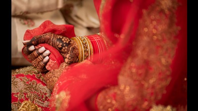 A bride clutching her veil. (Shutterstock) A bride clutching her veil. (Shutterstock)