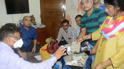 Patna Vigilance team at the residence of executive engineer of Road Construction department Ravindra Kumar, in Patna on Friday. (Santosh Kumar /HT) Patna Vigilance team at the residence of executive engineer of Road Construction department Ravindra Kumar, in Patna on Friday. (Santosh Kumar /HT)