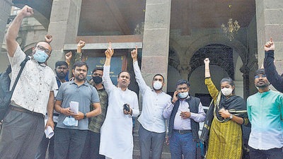 On Monday, August 9, students and alumni of the Ranade Institute, the writer’s alma mater, protest against the SPPU plan to merge with the Department of Media and Communication Studies. (SHANKAR NARAYAN/HT)