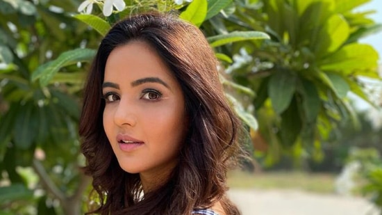 Jasmin Bhasin could only react with a smile at the kissing incident.