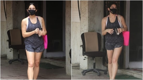 Sara teamed the top with a pair of pink-coloured bow flip flops. She also carried a tote bag and wore a black printed face mask to keep herself safe during the Covid-19 pandemic.(Varinder Chawla)