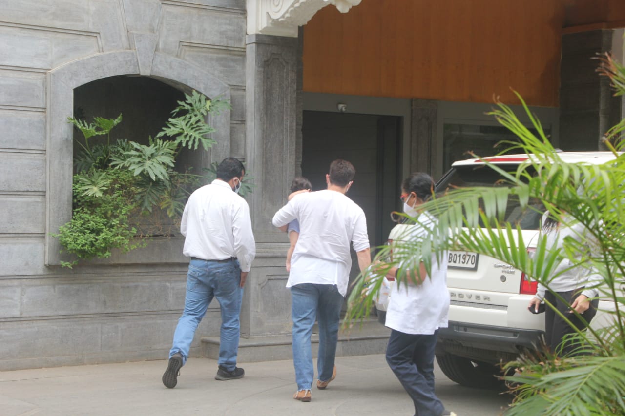 Saif Ali Khan carrying his son Jeh. (Varinder Chawla) Saif Ali Khan carrying his son Jeh. (Varinder Chawla)