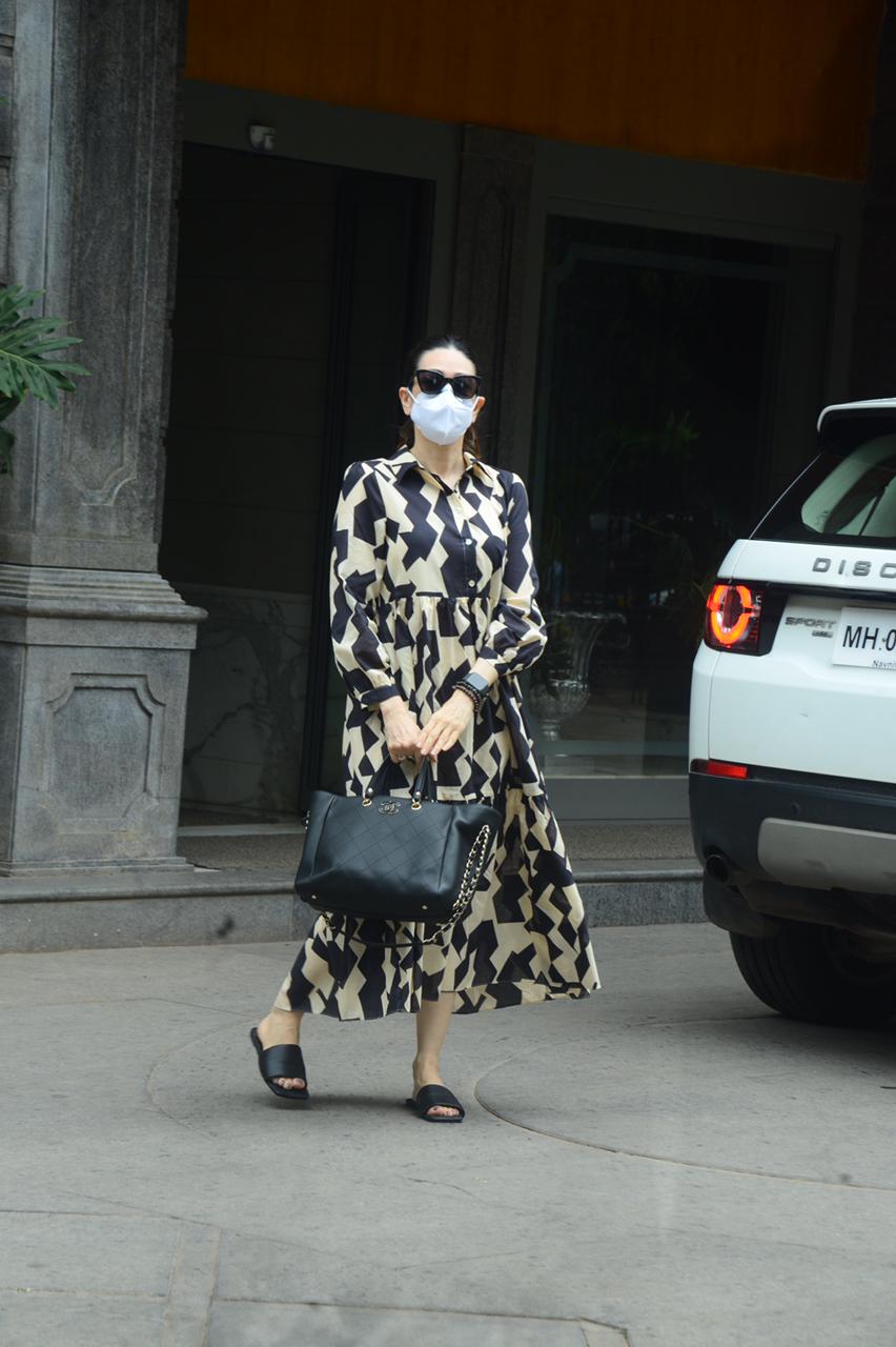 Karisma Kapoor at Randhir's home. Karisma Kapoor at Randhir's home.