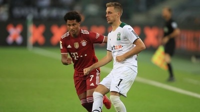 Borussia Moenchengladbach's Patrick Herrmann in action with Bayern Munich's Serge Gnabry. (REUTERS)