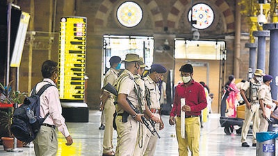 Railway police personnel keep vigil at CSMT after security was beefed up on the eve of India’s 75th Independence Day, on Saturday. (Anshuman Poyrekar/HT PHOTO) Railway police personnel keep vigil at CSMT after security was beefed up on the eve of India’s 75th Independence Day, on Saturday. (Anshuman Poyrekar/HT PHOTO)