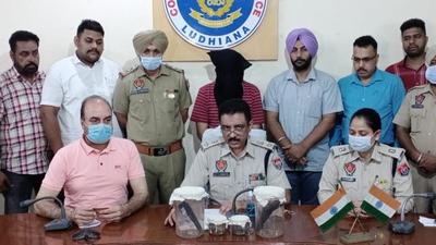 Deputy superintendent of police (Investigation) Simratpal Singh Dhindsa giving details about the arrest in Ludhiana on Saturday. (HT Photo)