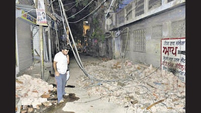 Debris of the collapsed top floor of the four-storey building fell on the road outside near Neemwala Chowk in Ludhiana. (Harsimar Pal Singh/ht) Debris of the collapsed top floor of the four-storey building fell on the road outside near Neemwala Chowk in Ludhiana. (Harsimar Pal Singh/ht)
