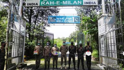 ndian Army on the occasion of Pakistan’s Independence Day exchanged sweets & compliments with Pakistan Army troops in Poonch & Mendhar crossing points along LoC in Poonch. (HT Photo) ndian Army on the occasion of Pakistan’s Independence Day exchanged sweets & compliments with Pakistan Army troops in Poonch & Mendhar crossing points along LoC in Poonch. (HT Photo)