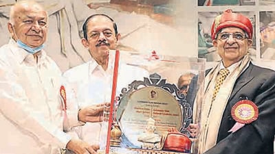 Cyrus Poonawalla, Managing Director of the Serum Institute of India receives Lokmanya Tilak Award 2021 by the hands of former Union Minister Sushil Kumar Shinde at Tilak Maharashtra Vidyapeeth, Gultekdi in Pune, on Friday. (HT PHOTO)