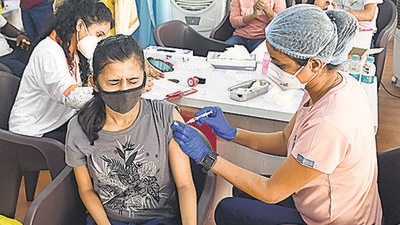 A health worker administers Covid vaccine to a beneficiary during a mass vaccination drive, at Lalbaug. (HT PHOTO) A health worker administers Covid vaccine to a beneficiary during a mass vaccination drive, at Lalbaug. (HT PHOTO)