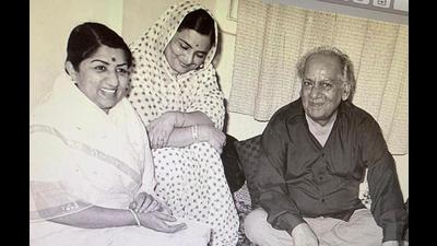 Dogri poet Padma Sachdev; with singer Lata Mangeshkar and poet Faiz Ahmad Faiz; with her husband Surinder Singh and daughter Manjit Sachdev. (HT Photo) Dogri poet Padma Sachdev; with singer Lata Mangeshkar and poet Faiz Ahmad Faiz; with her husband Surinder Singh and daughter Manjit Sachdev. (HT Photo)