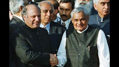 Pakistani Prime Minister Nawaz Sharif receives Indian Prime Minister Atal Bihari Vajpayee at the Wagah border in 1999. (AP) Pakistani Prime Minister Nawaz Sharif receives Indian Prime Minister Atal Bihari Vajpayee at the Wagah border in 1999. (AP)