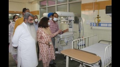 Cabinet minister Bharat Bhushan Ashu inspecting the new children’s Covid care ward at the Ludhiana civil hospital. (HT Photo)