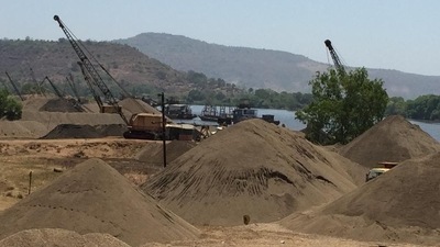Bihar is cracking down on Illegal sand mining menace by arresting state officials involved in shielding the mafia. (Hindustan Times Photo/representative use) Bihar is cracking down on Illegal sand mining menace by arresting state officials involved in shielding the mafia. (Hindustan Times Photo/representative use)