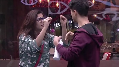 Ridhima Pandit and Pratik Sehajpal have an argument on Bigg Boss OTT. Ridhima Pandit and Pratik Sehajpal have an argument on Bigg Boss OTT.
