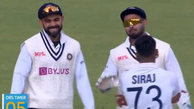 Virat Kohli, Rishabh Pant and Mohammed Siraj discussing whether to take DRS or not.&nbsp; (Twitter)