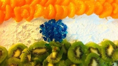 Tricolour fruit cake: This beautiful cake gets its tricolour from vitamin and nutrition-packed fruits like kiwi and oranges. Feel free to decorate the cake with your favourite fruits. (Pinterest) Tricolour fruit cake: This beautiful cake gets its tricolour from vitamin and nutrition-packed fruits like kiwi and oranges. Feel free to decorate the cake with your favourite fruits. (Pinterest)