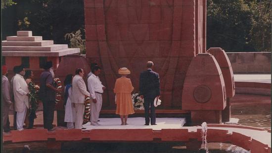 In an embarrassing compromise as far as Gujral was concerned, it was agreed the Queen would visit Jallianwala Bagh and lay a wreath, but she would not apologise (HT PHOTO)