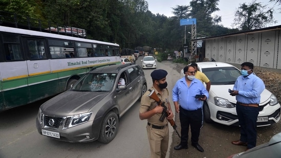 Police personnel are checking RT-PCR test reports of tourists coming to Shimla, Himachal Pradesh.&nbsp;((Photo by Deepak Sansta / Hindustan Times))