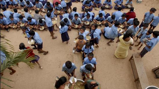 The Punjab education department had proposed to provide bananas to around 1.43 lakh students in Moga and Ferozepur districts at the cost of ₹5 per child. Each student will get one banana for 74 days. (HT File Photo)