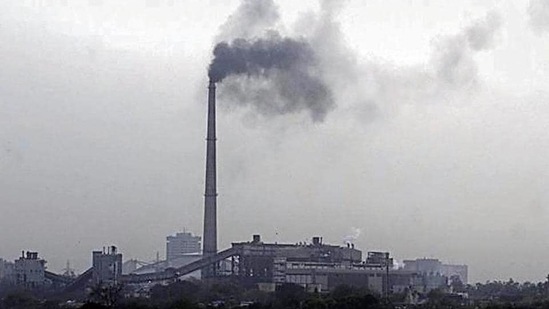 The commission for air quality management already asked the industrial units in Delhi to shift to PNG. (Mohd Zakir/ HT file photo)